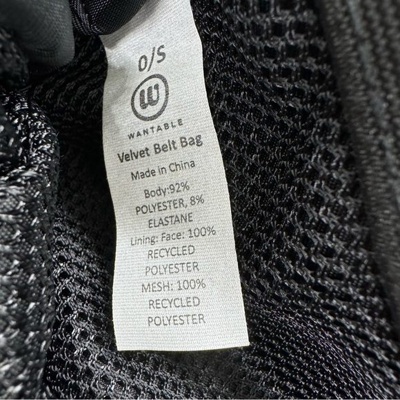 Wantable velvet cozytober belt bag in black with Gold tone hardware NEW - Picture 7 of 7